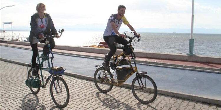 İspanya’dan bisikletleriyle Avrupa ve Asya turuna çıkan iki turist, Konya’da mola verdi