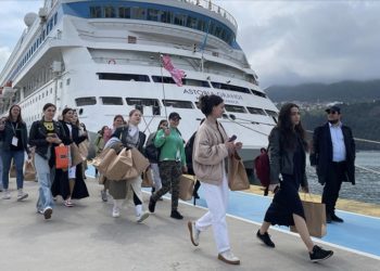 "Astoria Grande" kruvaziyeri, 553 yolcusuyla Amasra'da demirledi