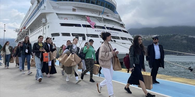 "Astoria Grande" kruvaziyeri, 553 yolcusuyla Amasra'da demirledi