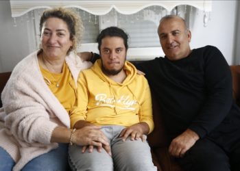 Evlat edindikten sonra otizmli olduğunu öğrendiği Yiğit’in elini 20 yıldır bırakmıyor