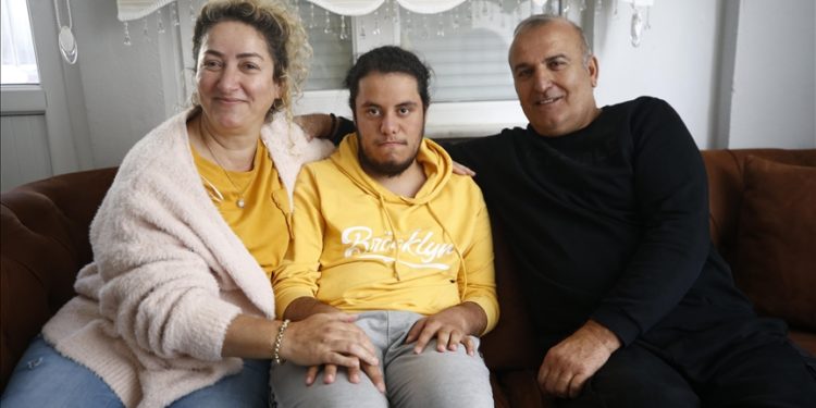 Evlat edindikten sonra otizmli olduğunu öğrendiği Yiğit’in elini 20 yıldır bırakmıyor