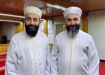 Tarihi camide hatimle teravih geleneğini tek yumurta ikizi imamlar sürdürüyor