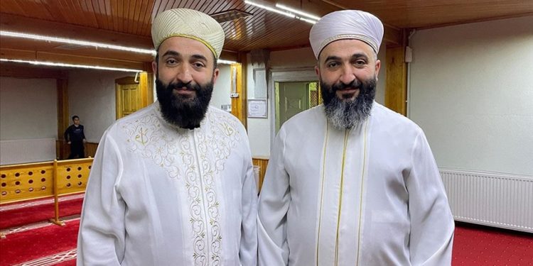 Tarihi camide hatimle teravih geleneğini tek yumurta ikizi imamlar sürdürüyor