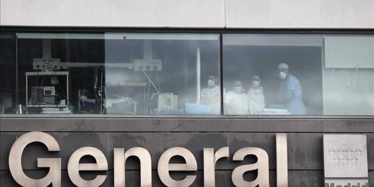 İspanya’da yaklaşık 800 bin kişi ameliyat için sıra bekliyor
