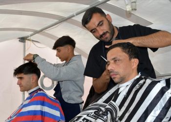 Depremzede berber çadırda ekmek mücadelesi veriyor