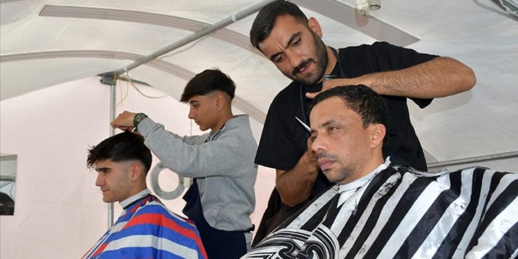 Depremzede berber çadırda ekmek mücadelesi veriyor