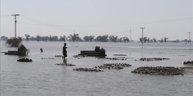 Pakistan'da şiddetli yağışların yol açtığı su baskınlarında 5 kişi öldü