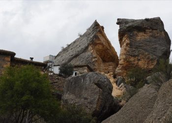 Eski Kahtalılar, depremlerde ikiye ayrılan dev kayanın kaldırılmasını istiyor