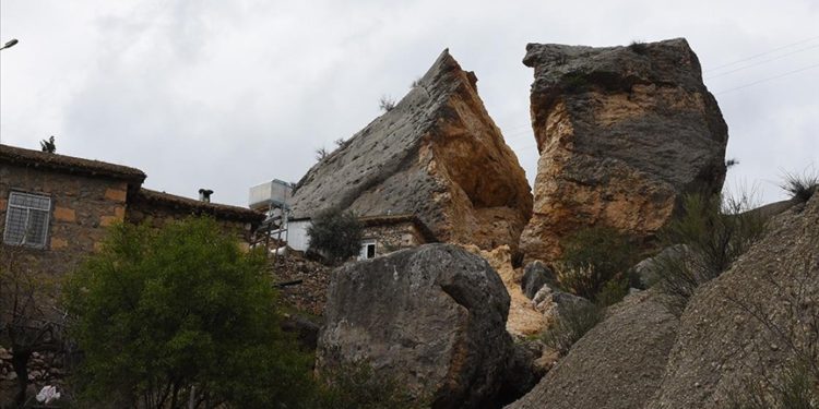 Eski Kahtalılar, depremlerde ikiye ayrılan dev kayanın kaldırılmasını istiyor