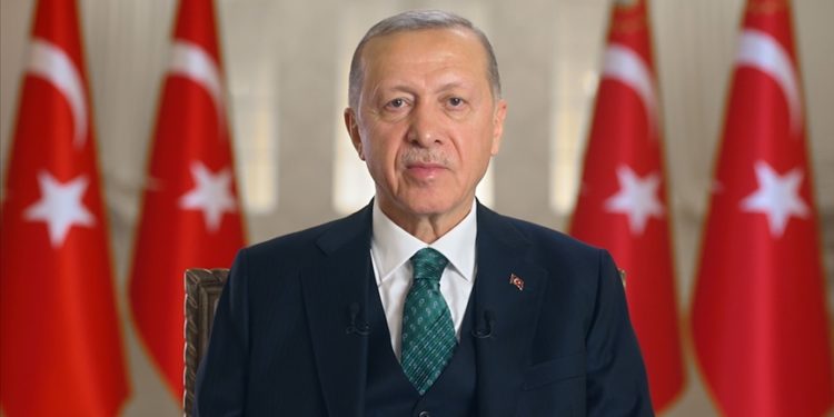 Asrın felaketinin yaralarını devlet-millet el ele vererek asrın dayanışmasıyla sarıyoruz