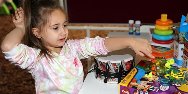 Otizmli Gökçe özel sınıfta depremin etkisinden uzaklaşmaya çalışıyor