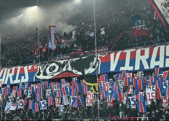 PSG taraftarları, maçlarda oruç açma arası verilmesinin yasaklanmasını protesto etti