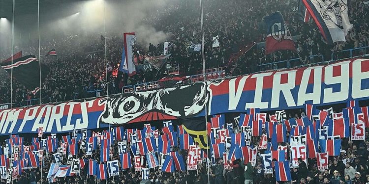 PSG taraftarları, maçlarda oruç açma arası verilmesinin yasaklanmasını protesto etti