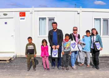 Türk Hemşireler Derneği üyeleri, anneler ve çocuklar için deprem bölgesinde