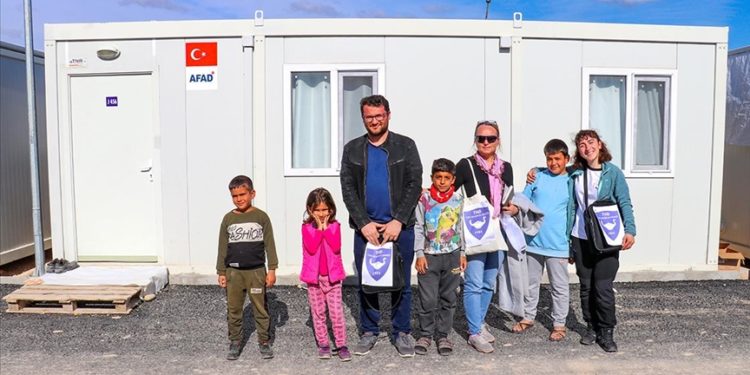 Türk Hemşireler Derneği üyeleri, anneler ve çocuklar için deprem bölgesinde