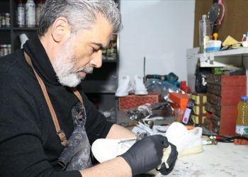 Eskiyen spor ayakkabıları ilk günkü görünümüne kavuşturuyor