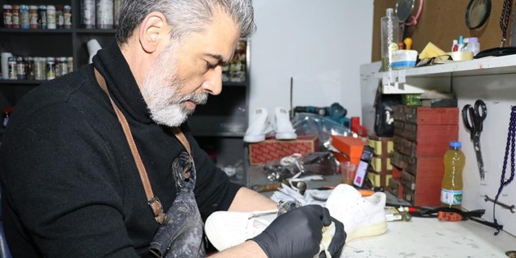 Eskiyen spor ayakkabıları ilk günkü görünümüne kavuşturuyor