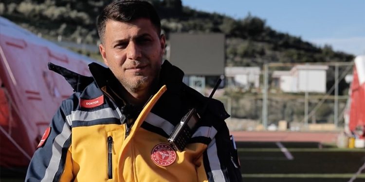 Bakan Koca, deprem bölgesinde görev yapan Dr. Mehmet Tuncay Çimen'in videosunu paylaştı