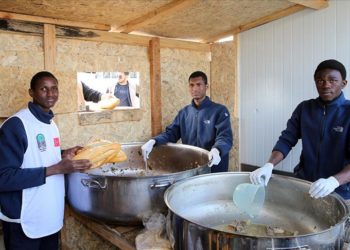 Türkiye’de dil eğitimi alan Afrikalı 3 arkadaş, Hatay’daki depremzedelere desteğe koştu