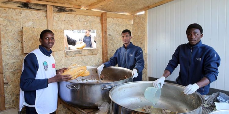 Türkiye’de dil eğitimi alan Afrikalı 3 arkadaş, Hatay’daki depremzedelere desteğe koştu