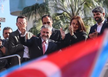 Şimdi otomobilimizle geliyoruz, gemilerimizle yüzüyoruz, uçaklarımızla semalardayız