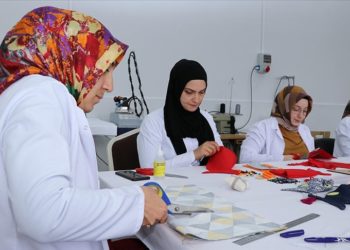 Depremzede çocukların bayramlıkları olgunlaşma enstitüsünün gönüllü usta öğreticilerden