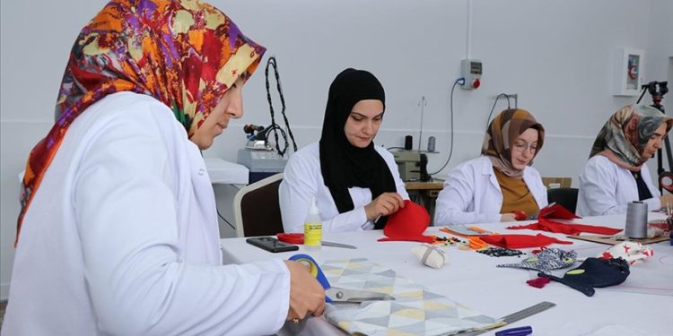 Depremzede çocukların bayramlıkları olgunlaşma enstitüsünün gönüllü usta öğreticilerden