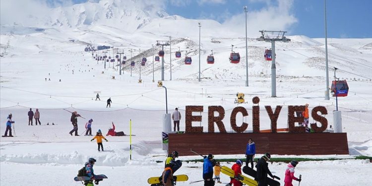 Erciyes'te kayak sezonu devam ediyor