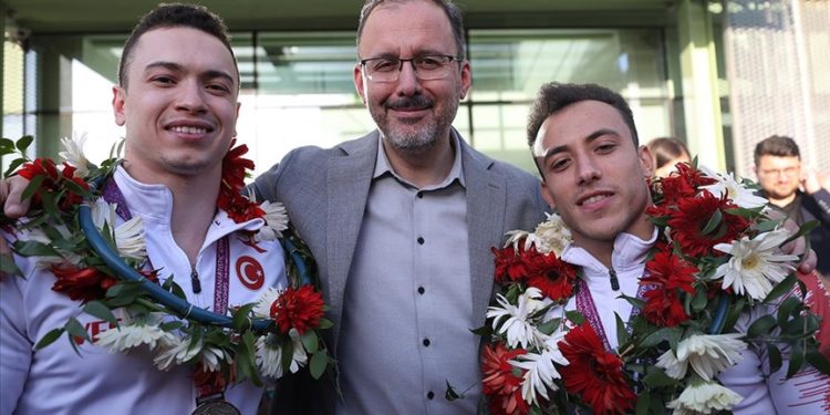 Bakan Kasapoğlu, Avrupa Cimnastik Şampiyonası’ndan dönen Türk sporcuları karşıladı