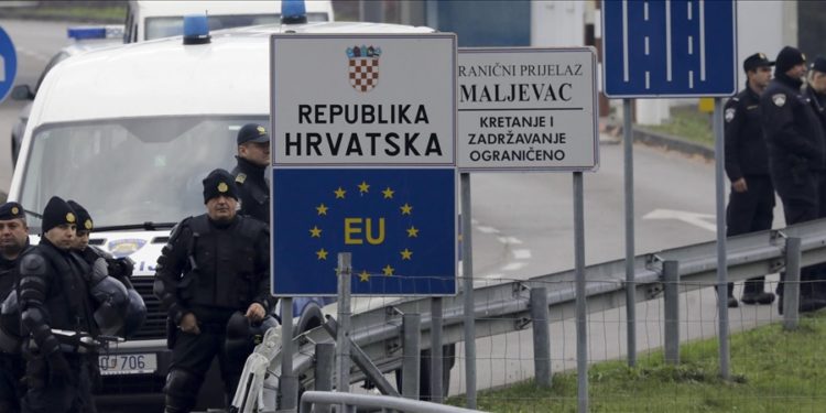 AB göçü önleyebilmek için Hırvatistan'ın düzensiz göçmenlere uyguladığı şiddeti görmezden geliyor