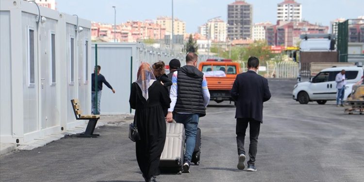 Diyarbakır’da depremzedelerin konteyner kente yerleştirilmesine başlandı