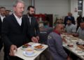Milli Savunma Bakanı Akar işçilerle sahur yaptı