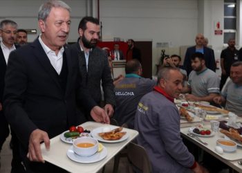 Milli Savunma Bakanı Akar işçilerle sahur yaptı