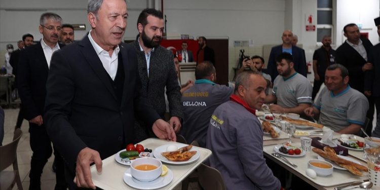 Milli Savunma Bakanı Akar işçilerle sahur yaptı