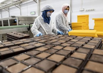 Başkentte bayram çikolataları depremzedelerin emeğiyle hazırlanıyor