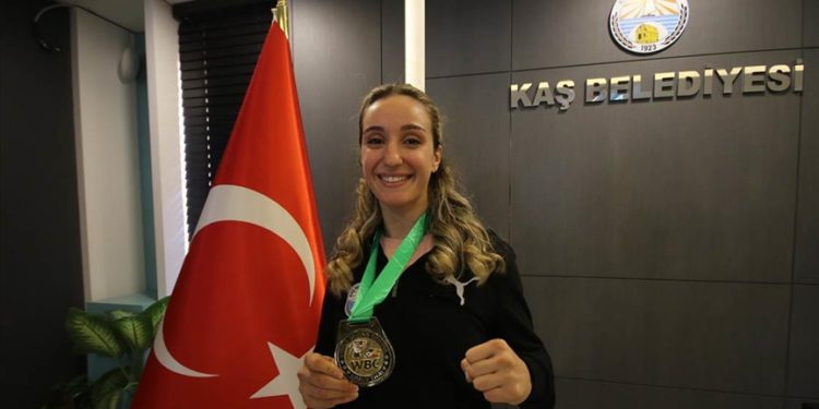 Muay Thai Dünya Şampiyonu Doğan, Türk bayrağını dalgalandırdığı için gururlu