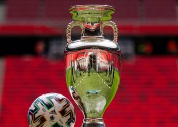 Bakan Kasapoğlu 2028 ve 2032 Avrupa Futbol Şampiyonaları adaylık dosyasını imzaladı