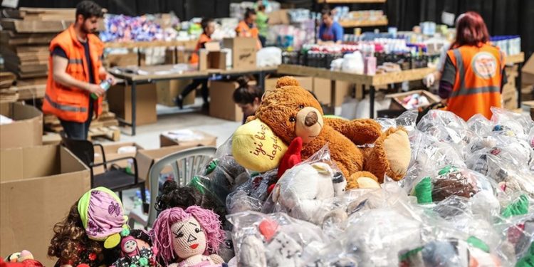 Hatay’da “iyilik fabrikası” gönüllüleri depremzedeleri yalnız bırakmıyor