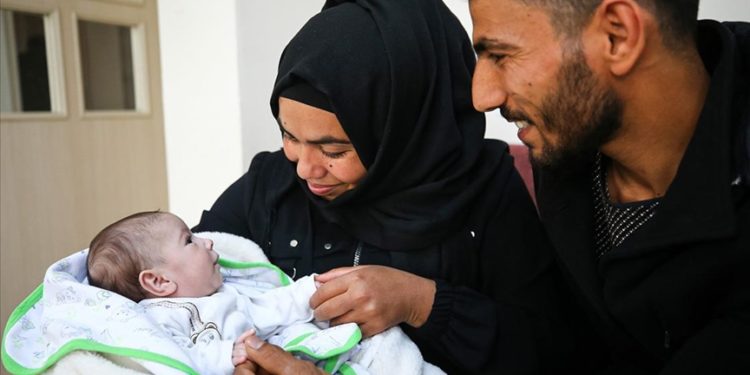 Depreme kuvözde yakalanan Meryem bebek iki ay sonra ailesine kavuştu