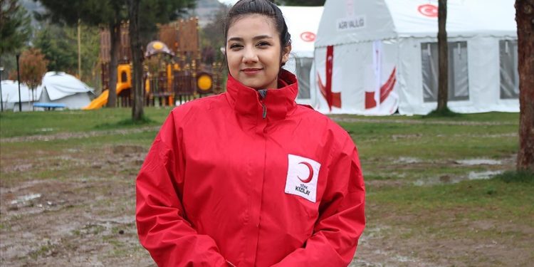 Deprem öncesi geceyi kumanya hazırlayarak geçirdi, enkazdan çıkıp yine yardıma koştu