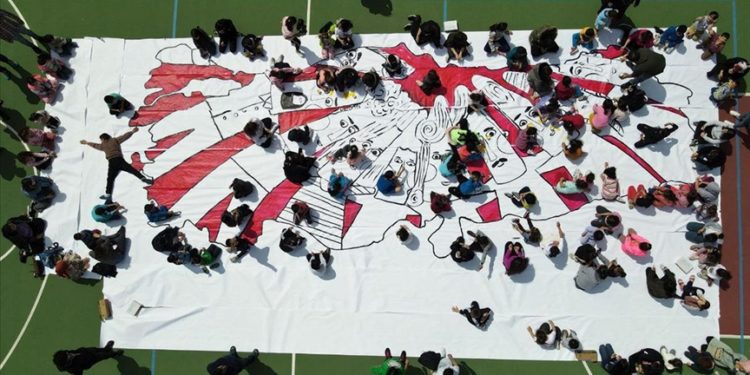 Muğla'da depremzede çocuklar 150 metrekarelik Türkiye haritası oluşturdu