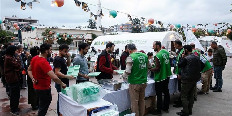 İHH, deprem bölgelerinde 1 milyonu aşkın kişiye iftarlık ve sahurluk ikram etti