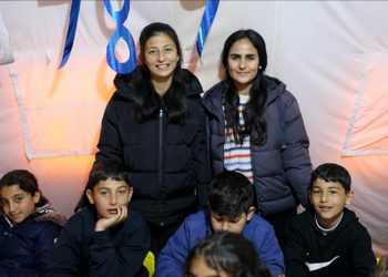 Enkazdan kurtulan iki arkadaş afetzede çocuklara umut olmaya çalışıyor