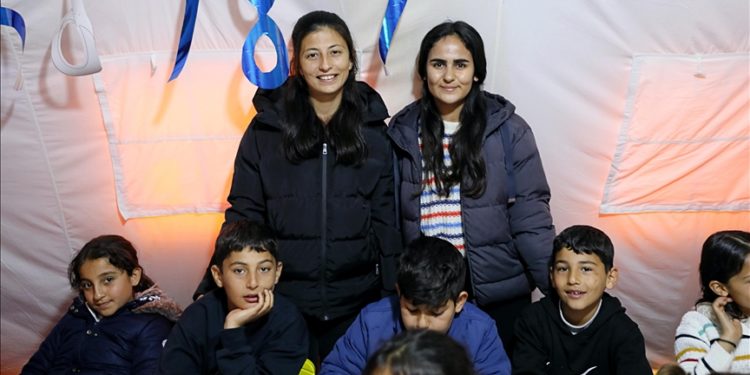 Enkazdan kurtulan iki arkadaş afetzede çocuklara umut olmaya çalışıyor