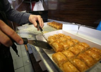 Muş'ta tatlıcılar siparişleri yetiştirmeye çalışıyor