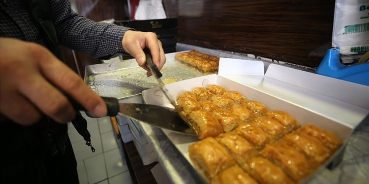 Muş'ta tatlıcılar siparişleri yetiştirmeye çalışıyor