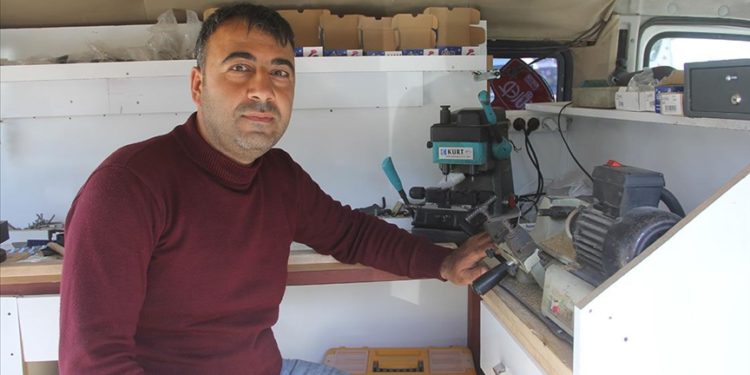 Hataylı depremzede çilingir ustası, hemşehrilerine mobil araçla hizmet veriyor