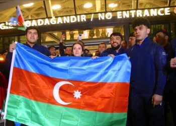 Ermenistan’daki bayrak yakma provokasyonunun ardından Azerbaycanlı halterciler Bakü’ye döndü