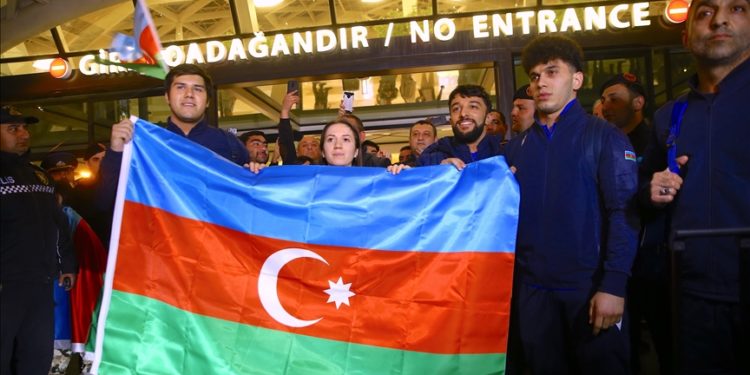 Ermenistan’daki bayrak yakma provokasyonunun ardından Azerbaycanlı halterciler Bakü’ye döndü