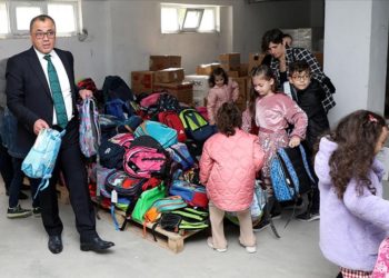 Rize'de toplanan kırtasiye malzemeleri Nurdağı'ndaki depremzede çocuklara gönderildi